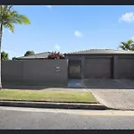 Holiday Home With Pool And Mini Golf!