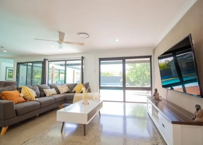 Holiday Home With Pool And Mini Golf!