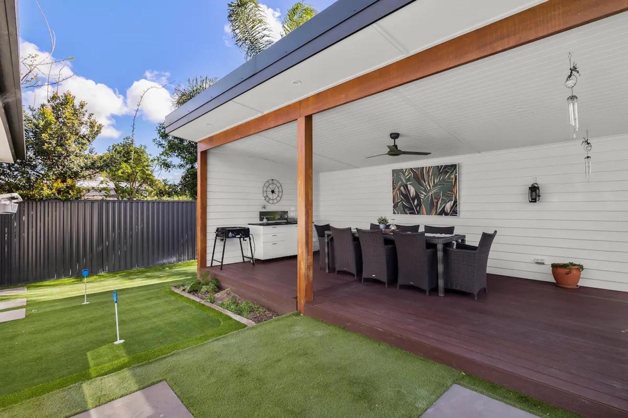 With Pool And Mini Golf! Holiday home *