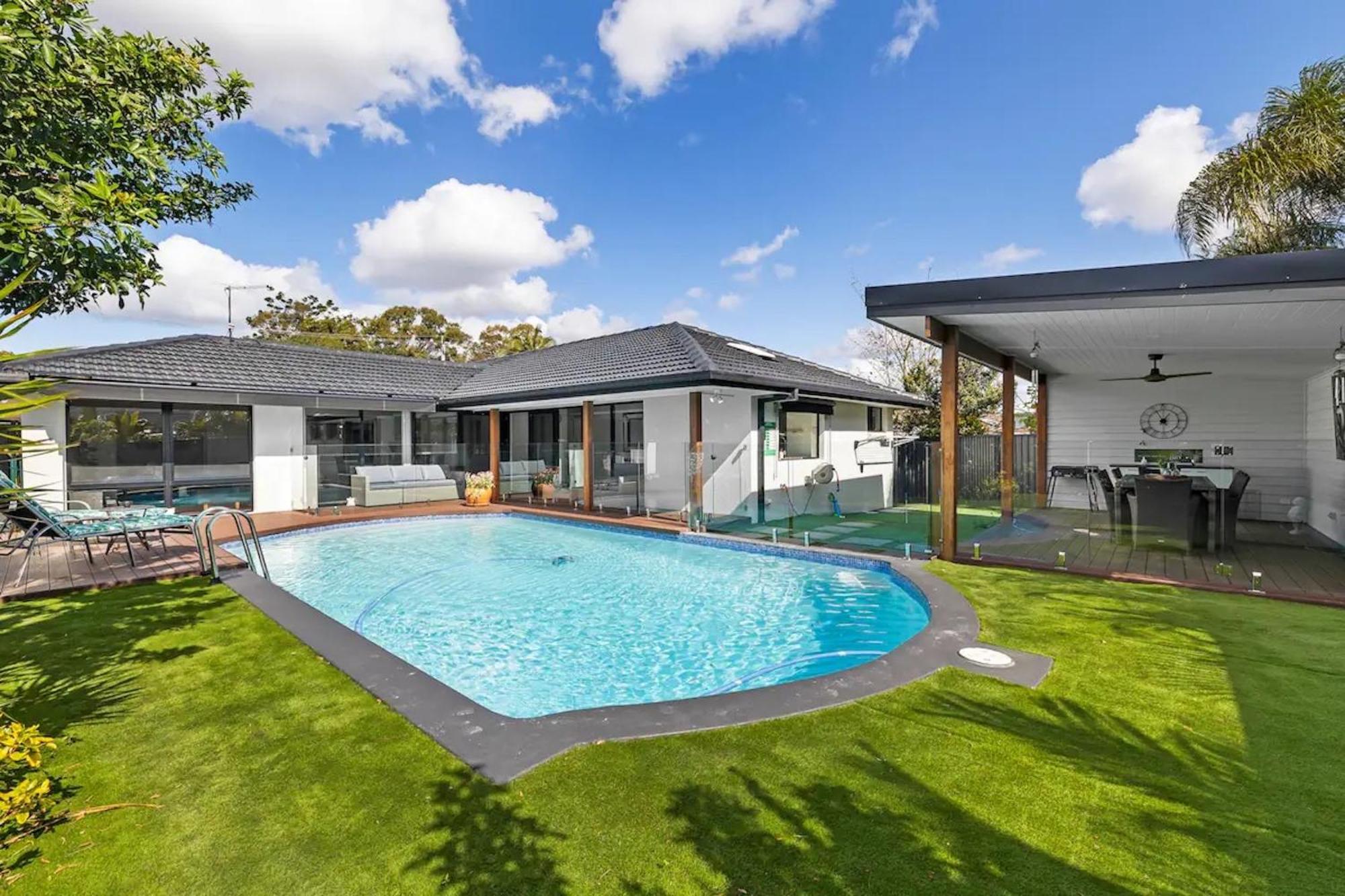 With Pool And Mini Golf! Holiday home